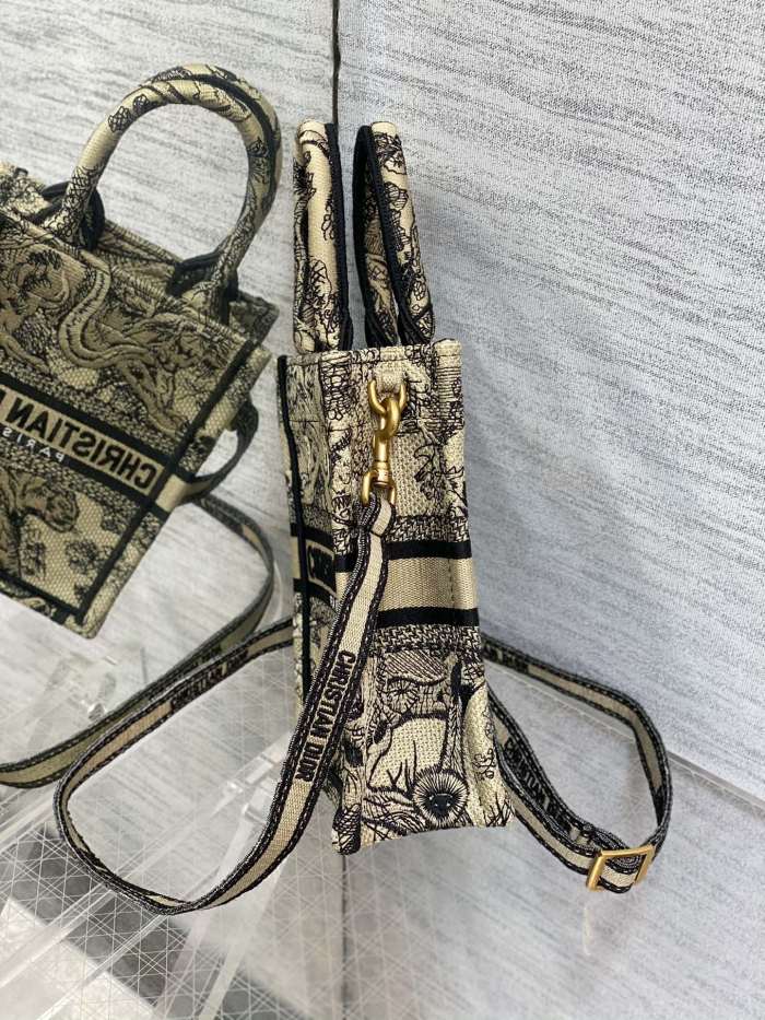  Handbag   Dior  size  13.5*5*18 cm