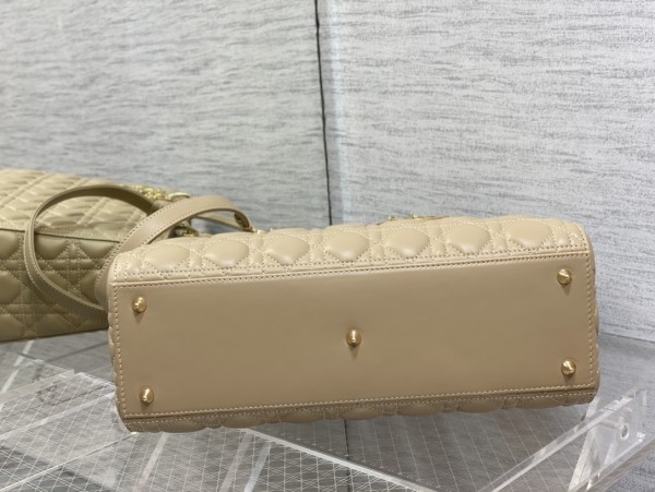  Handbag   Dior  size  32 cm