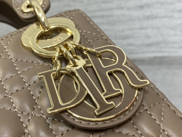 Handbag   Dior  size  17 cm