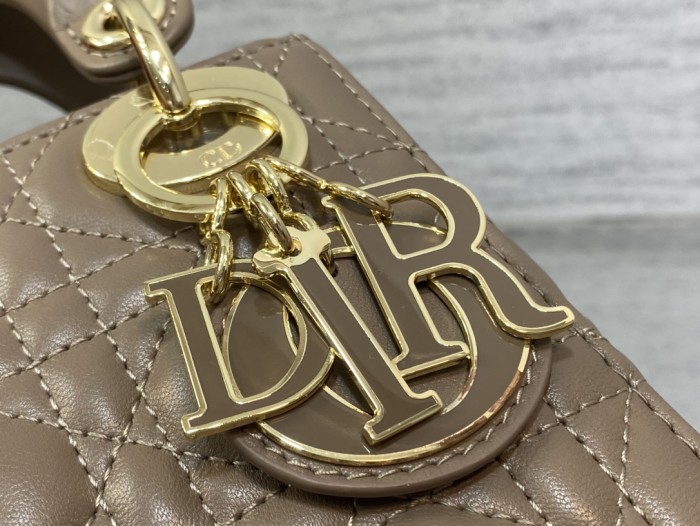 Handbag   Dior  size  17 cm