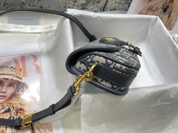  Handbag   Dior  M9327  size  22 x 13 x 5  cm