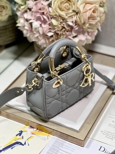 Handbag   Dior  0062  size  19*13*8 cm