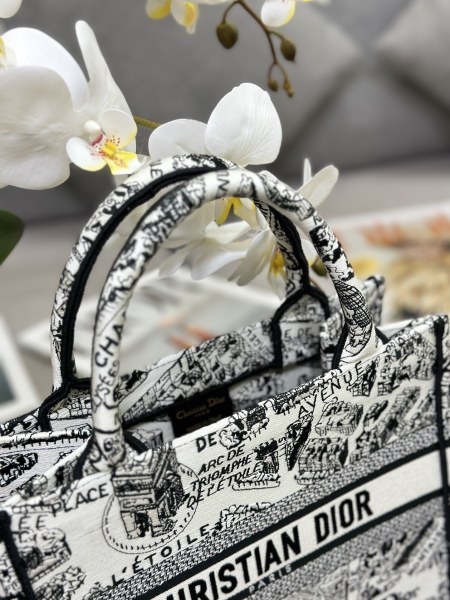 Handbag   Dior  M1286  size  26.5 x 21 x 14  cm