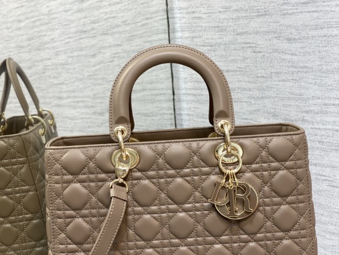Handbag   Dior  size  32 cm