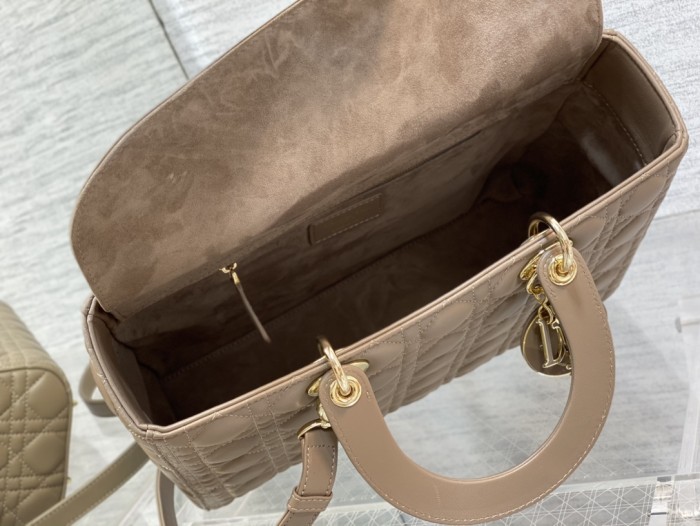 Handbag   Dior  size  32 cm