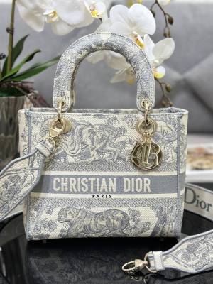 Handbag   Dior  M0565 size  24 x 20 x 11  cm