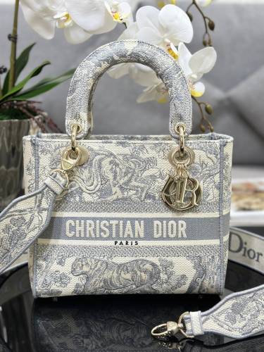 Handbag   Dior  M0565 size  24 x 20 x 11  cm
