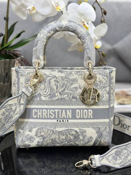 Handbag   Dior  M0565 size  24 x 20 x 11  cm