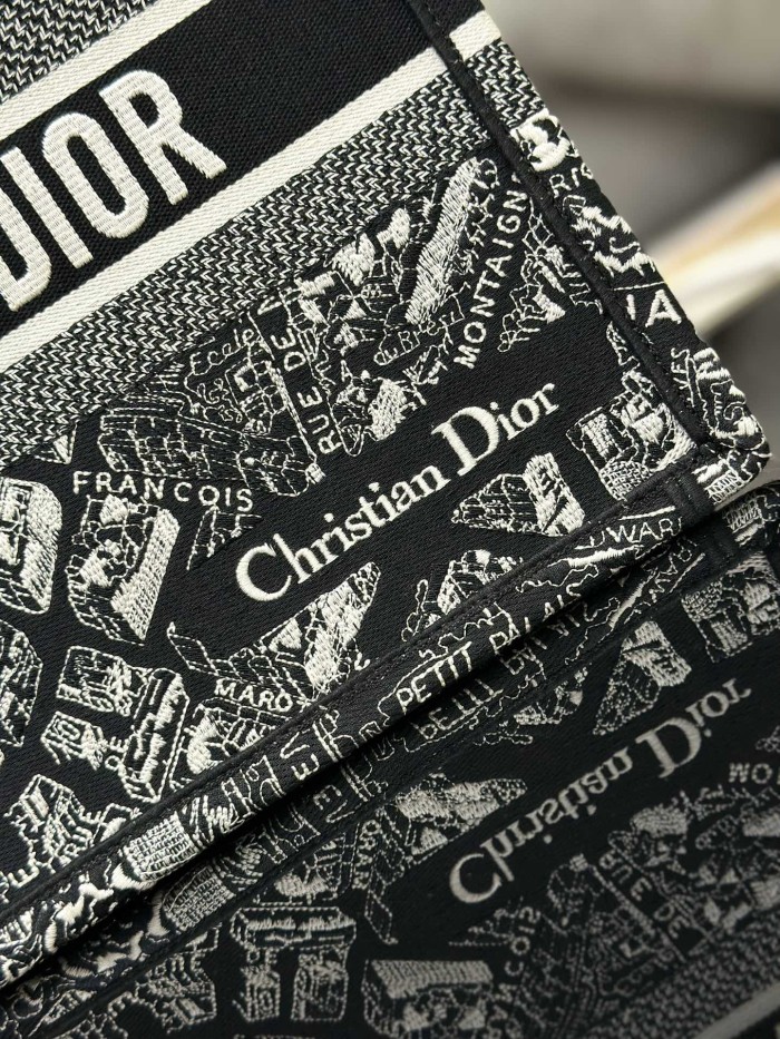 Handbag   Dior  M1286  size  36 x 27.5 x 16.5   cm