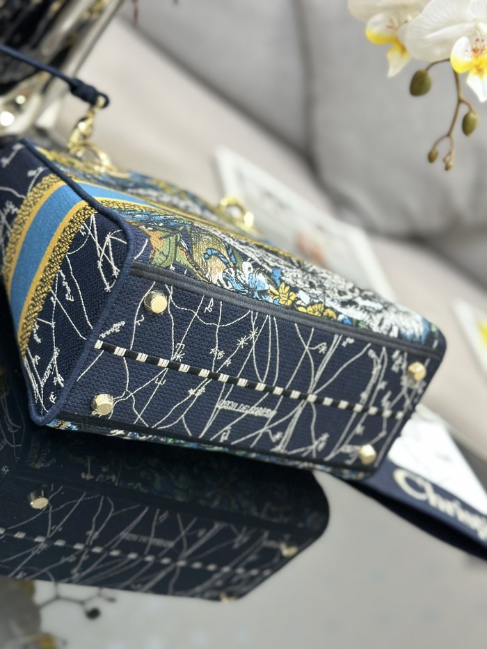 Handbag   Dior  M0565  size  24*20*11  cm