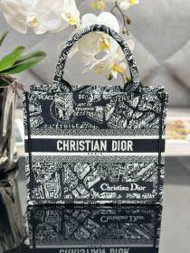 Handbag   Dior M1286 size 26.5 x 21 x 14   cm