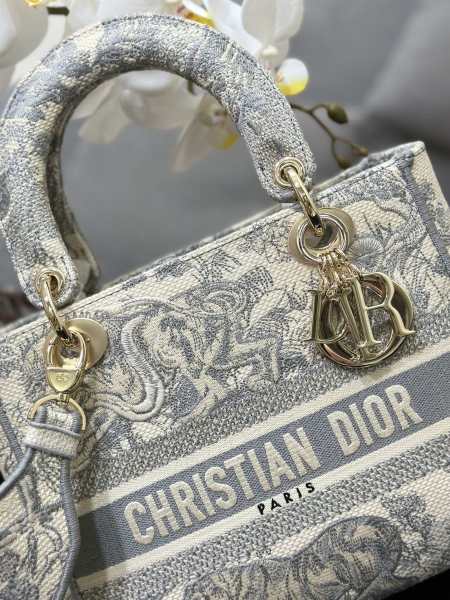 Handbag   Dior  M0565 size  24 x 20 x 11  cm