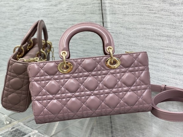 Handbag   Dior   size  26*6*14 cm 