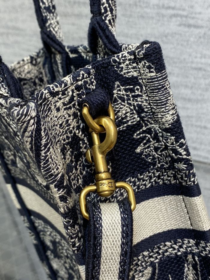  Handbag   Dior  size 13.5*5*18 cm