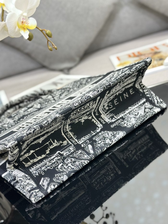 Handbag   Dior  M1286  size  36 x 27.5 x 16.5   cm