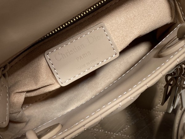  Handbag   Dior   size  17 cm