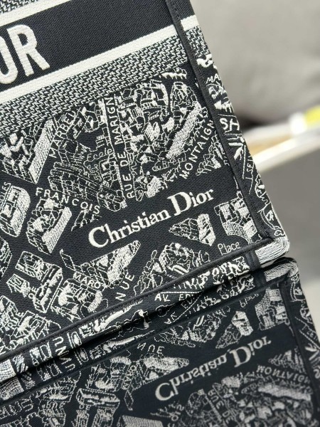 Handbag   Dior   M1286  size  42 x 35 x 18.5  cm