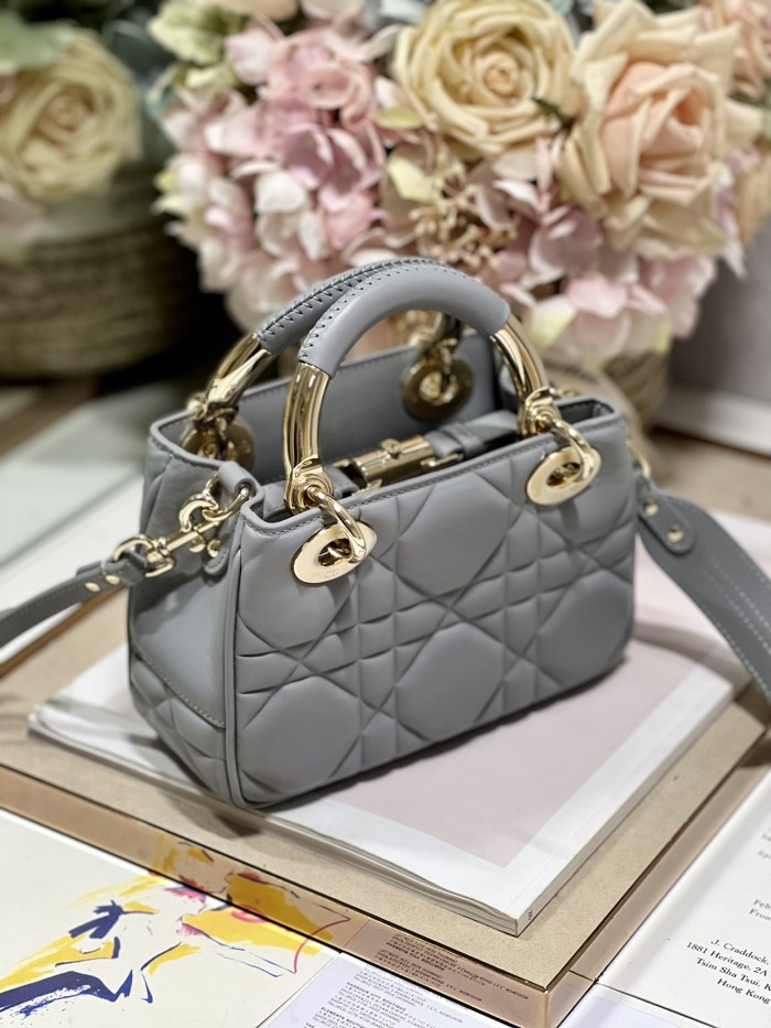 Handbag   Dior  0062  size  19*13*8 cm