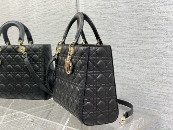  Handbag   Dior  size  32 cm