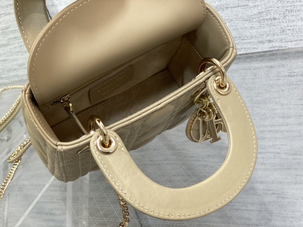 Handbag   Dior  size  17 cm