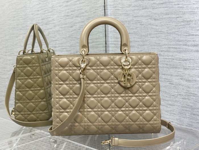  Handbag   Dior  size  32 cm