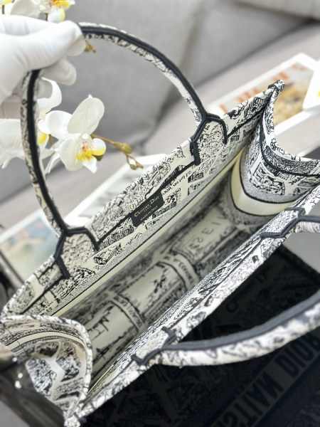 Handbag   Dior  M1286  size  36 x 27.5 x 16.5  cm