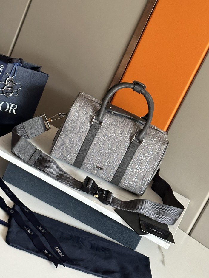  Handbag   Dior   93337  size  26 x 16x 14.5  cm