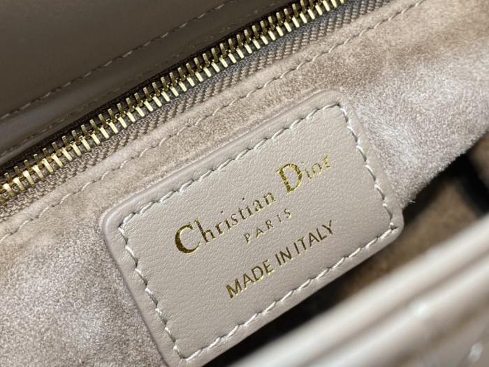 Handbag   Dior  size  17 cm