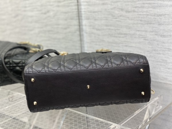  Handbag   Dior  size  32 cm