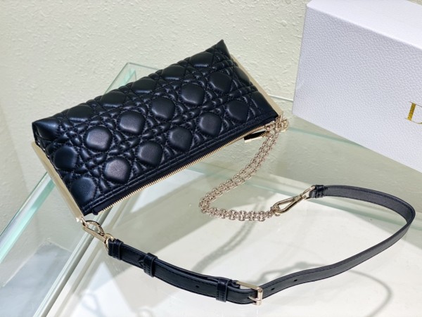 Handbag   Dior  size  27 x 12 x 5  cm