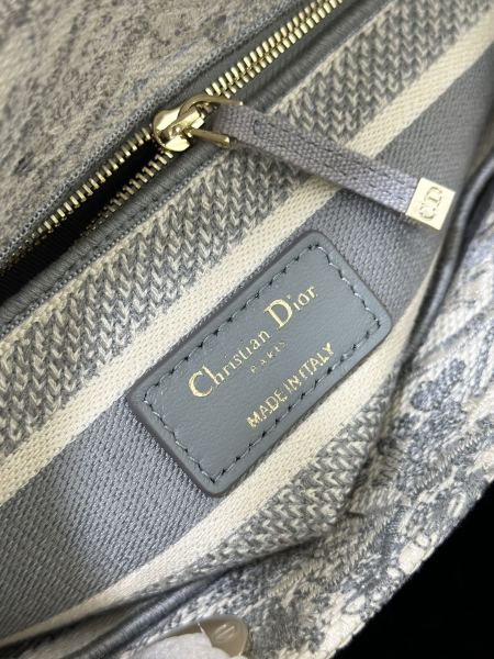 Handbag   Dior  M0565 size  24 x 20 x 11  cm