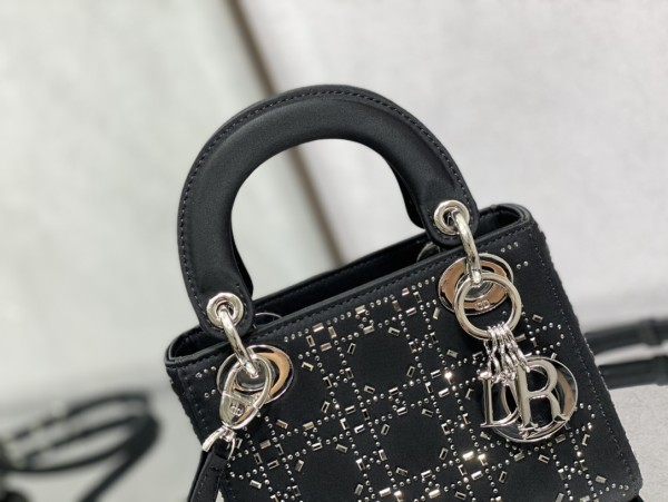 Handbag   Dior  size  17 cm
