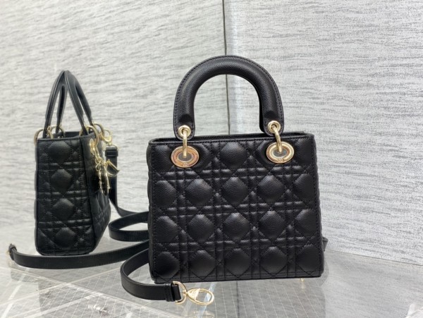 Handbag   Dior  size  20 cm