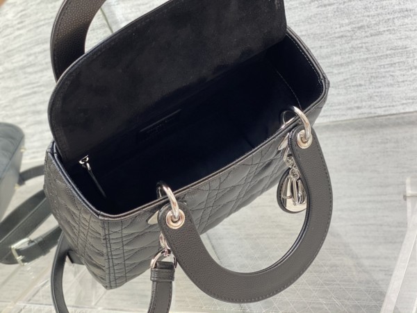 Handbag   Dior  size  24 cm