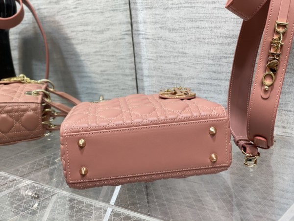 Handbag   Dior  size  20 cm