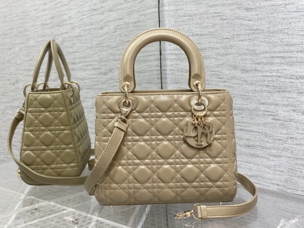  Handbag   Dior  size  24 cm