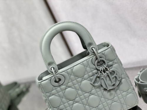  Handbag   Dior   size  20 cm