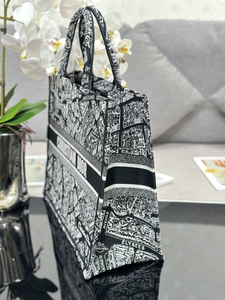 Handbag   Dior   M1286  size  42 x 35 x 18.5  cm