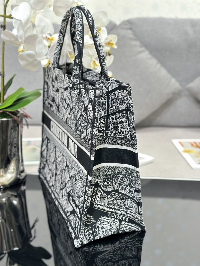 Handbag   Dior   M1286  size  42 x 35 x 18.5  cm