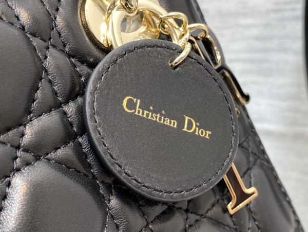 Handbag   Dior  size 20 cm 