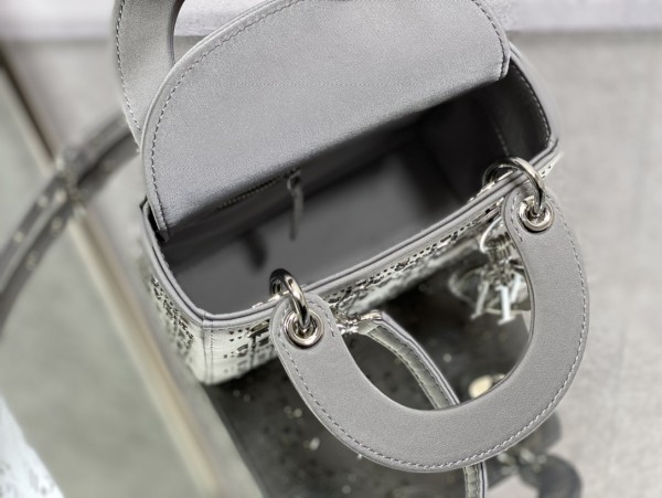 Handbag   Dior  size  17 cm