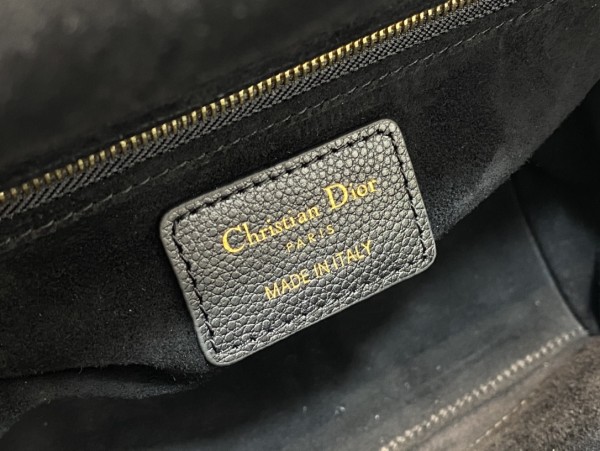  Handbag   Dior  size  24 cm