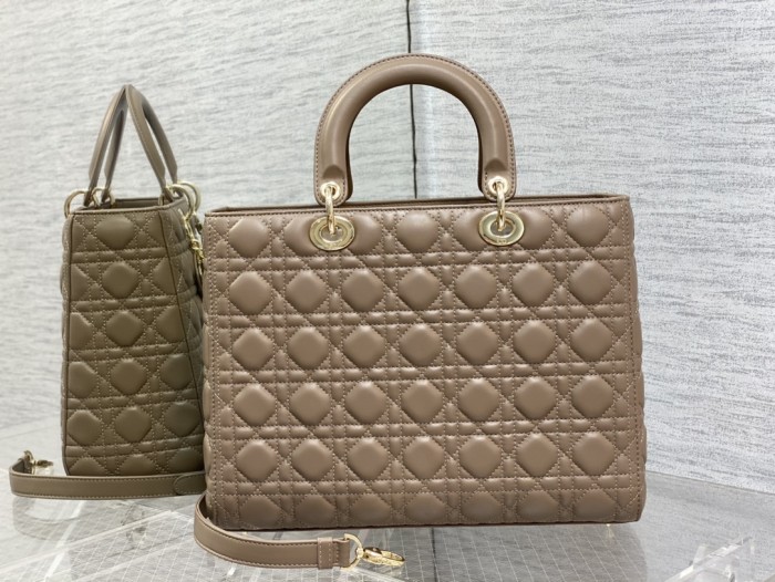 Handbag   Dior  size  32 cm