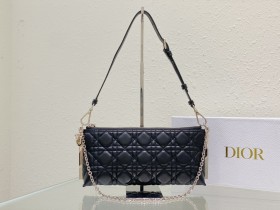 Handbag   Dior  size  27 x 12 x 5  cm