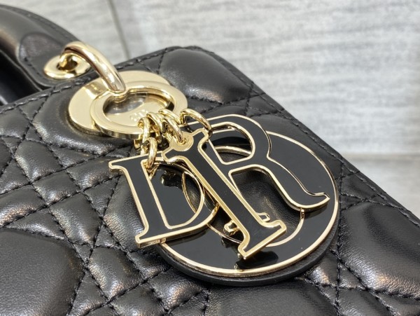 Handbag   Dior  size 20 cm 