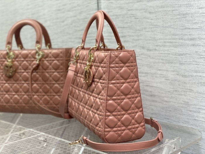 Handbag   Dior  size  32 cm