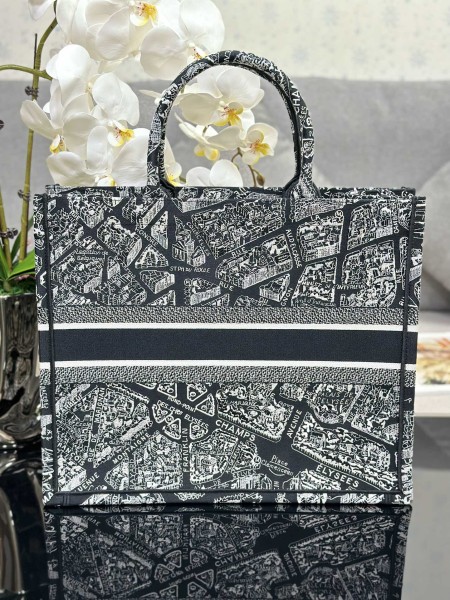 Handbag   Dior   M1286  size  42 x 35 x 18.5  cm