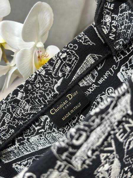 Handbag   Dior  M1286  size  36 x 27.5 x 16.5   cm