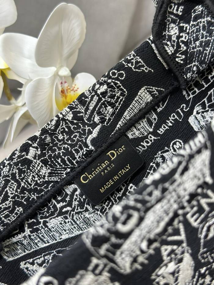 Handbag   Dior  M1286  size  36 x 27.5 x 16.5   cm