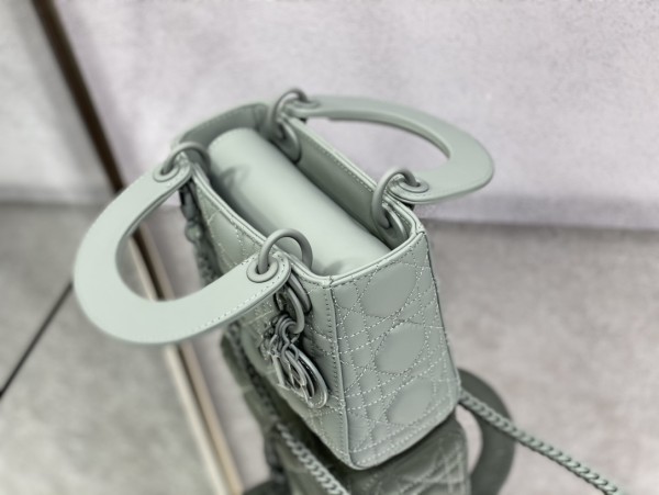  Handbag   Dior  size  17 cm